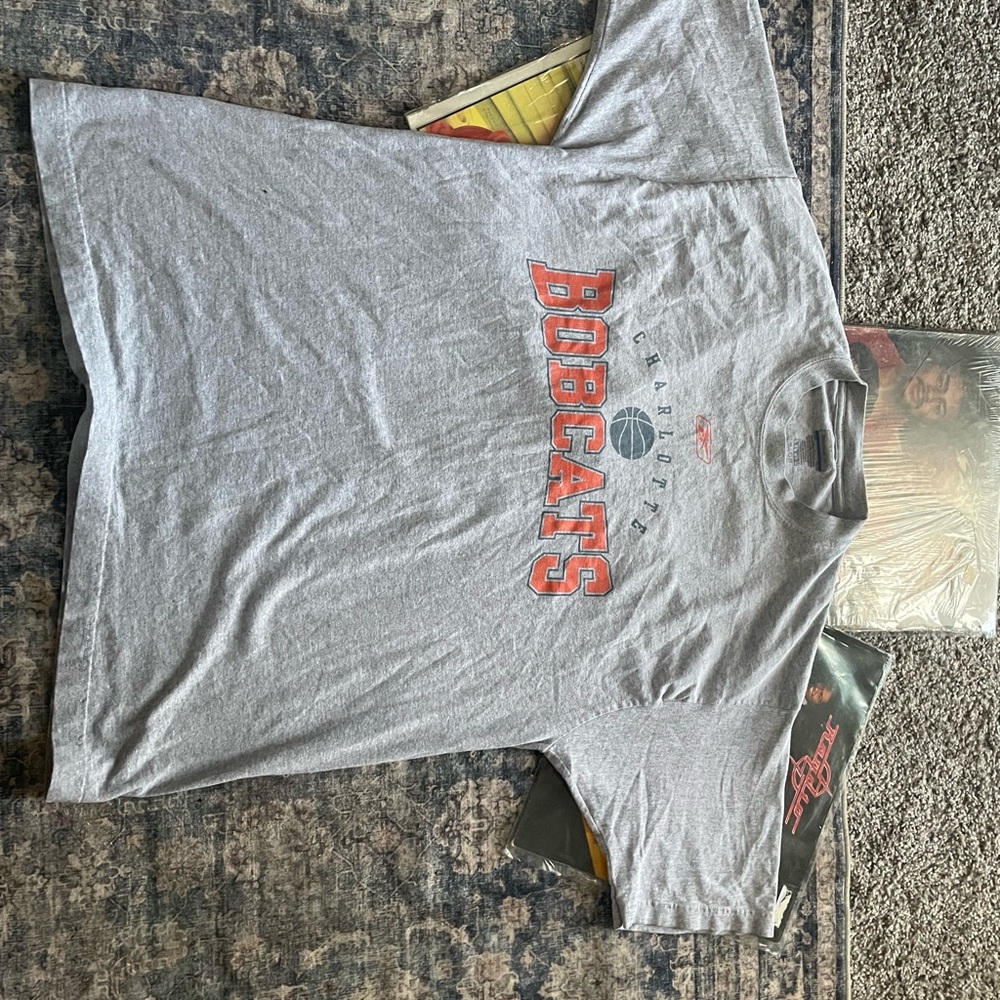 Vintage Reebok Gray Bobcats Graphic T-Shirt
